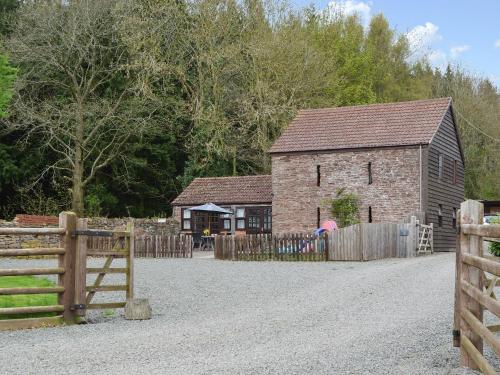 Brampton Hill Farm Cottage — 4-Star Luxury Hotel in Hereford, United Kingdom