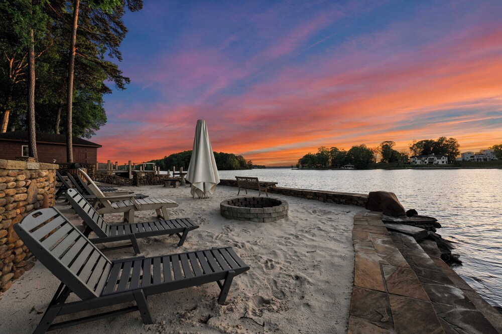 Sunset Shores Resort: The Grand House by Avantstay Lakefront Spa Private Dock beach Game Room - photo 52