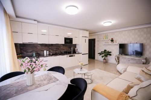 White Home Luxury free private garage — 4-Star Luxury Hotel in Nyiregyhaza, Hungary