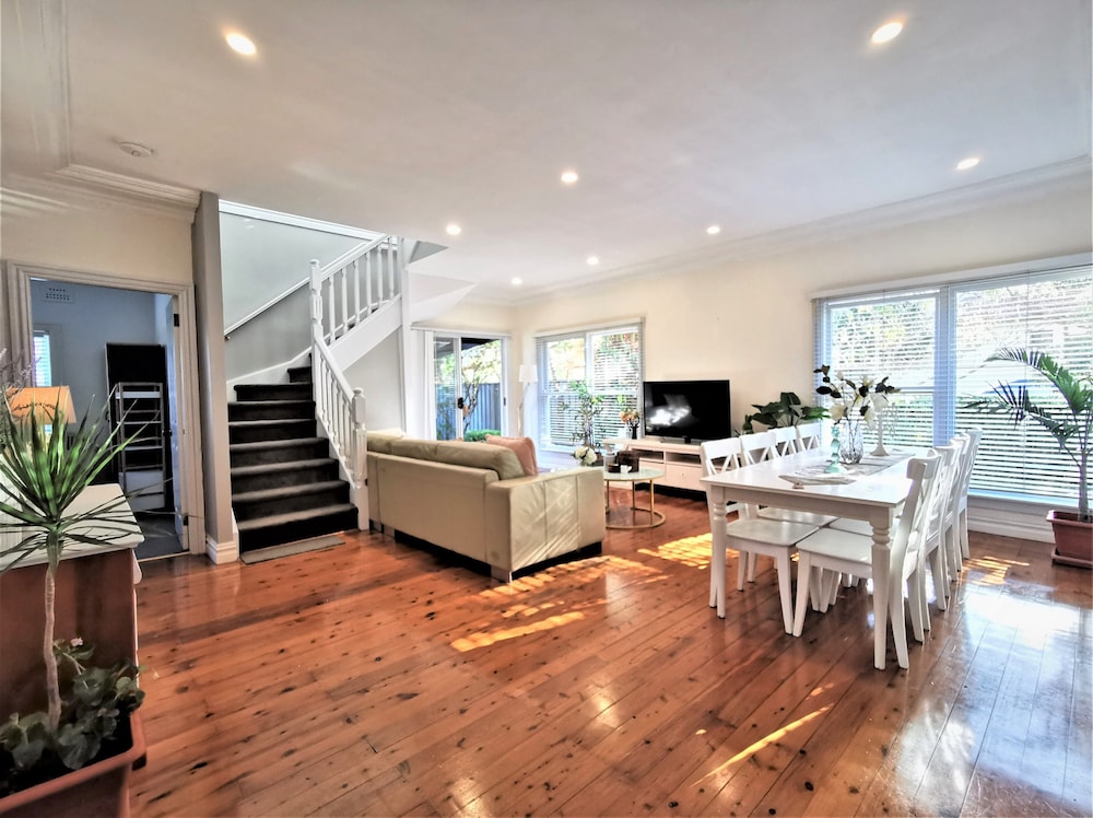 Sydney Meets Miranda Comfy 4 Bedrooms Corner House — 4-Star Luxury Hotel in Miranda, Australia