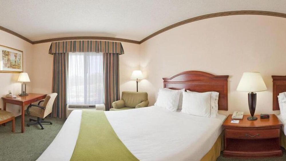 Holiday Inn Express Hotel & Suites Cleveland - photo 21
