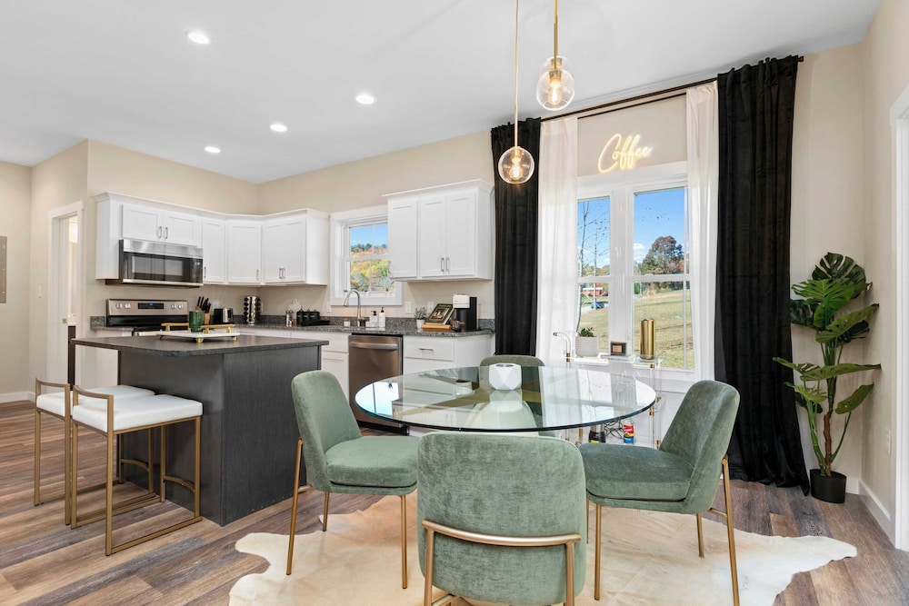 Bradford by Avantstay 10 Minutes to Downtown in Asheville, United States