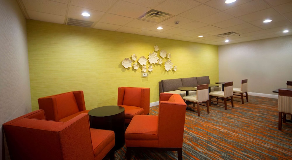 Hampton Inn & Suites Valdosta Conference Center - photo 3