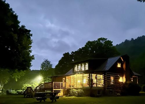 Historic cabin off I 77 views antiques Wi fi wonderful experience for 2 — 4-Star Luxury Hotel in Princeton, United States