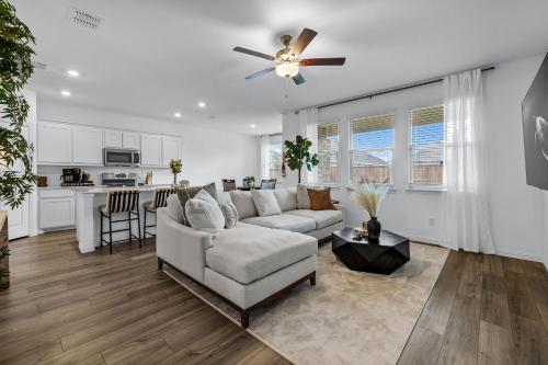 Luxe Living 3 Bedroom 2 Bath — 4-Star Luxury Hotel in Oak Point, United States