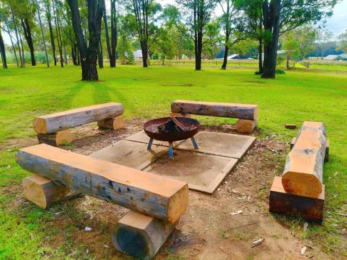 Blaxlands Kangaroo Homestead with Hot Tub walk to Concerts and Wineries in Pokolbin, Australia