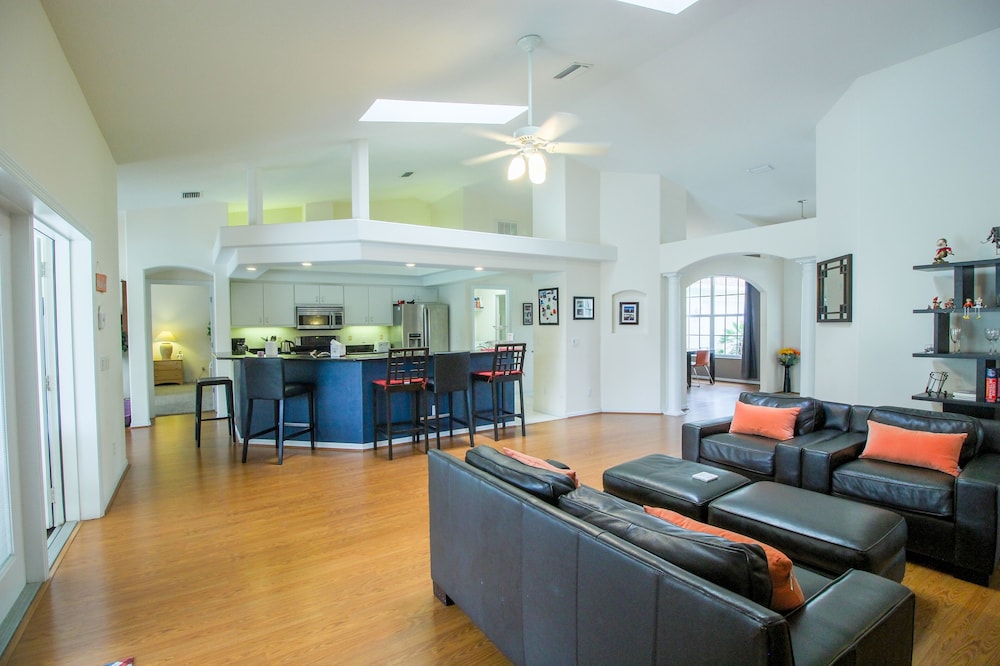 Spacious Modern Pool Home Family & Golf Trips 4727 4 Bedroom Home by RedAwning — 4-Star Luxury Hotel in Inverness, United States