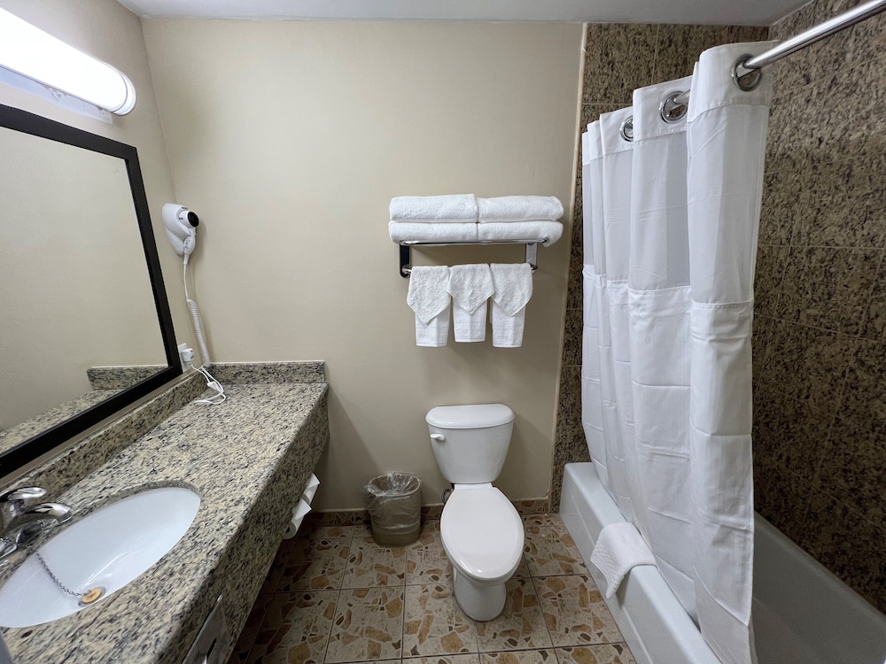 Travelodge by Wyndham Ozone Park - photo 22