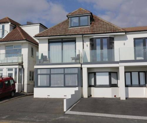 Overcliff By Bournecoast A Beautiful And Modern Holiday Home With Sea Views A Balcony Parking And A Garden Hb6314 — 4-Star Luxury Hotel in Bournemouth, United Kingdom