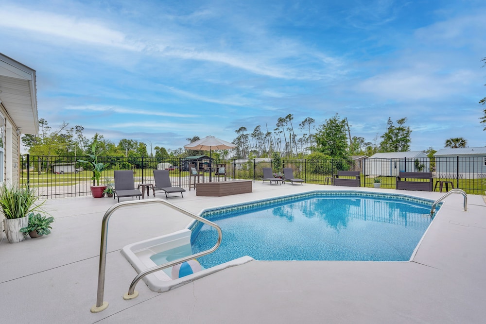 Southport Getaway with Private Pool about 15 Mi to PCB in Southport, United States