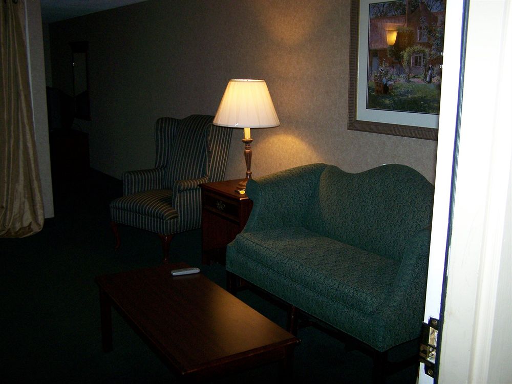 Season's Inn - photo 8