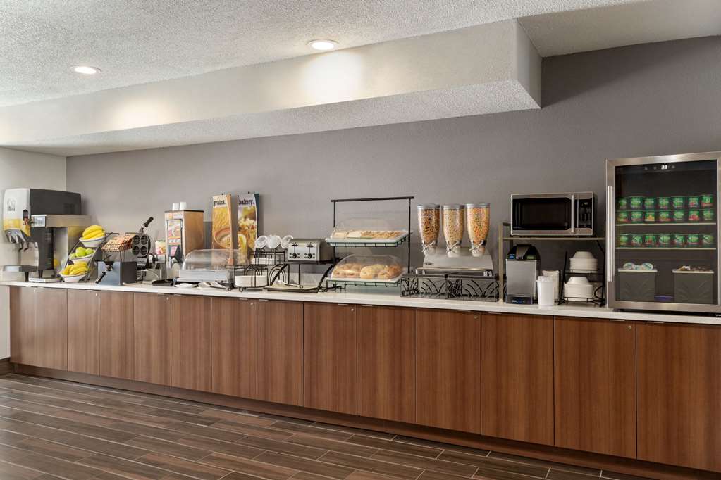 Microtel Inn & Suites by Wyndham Tifton - photo 8