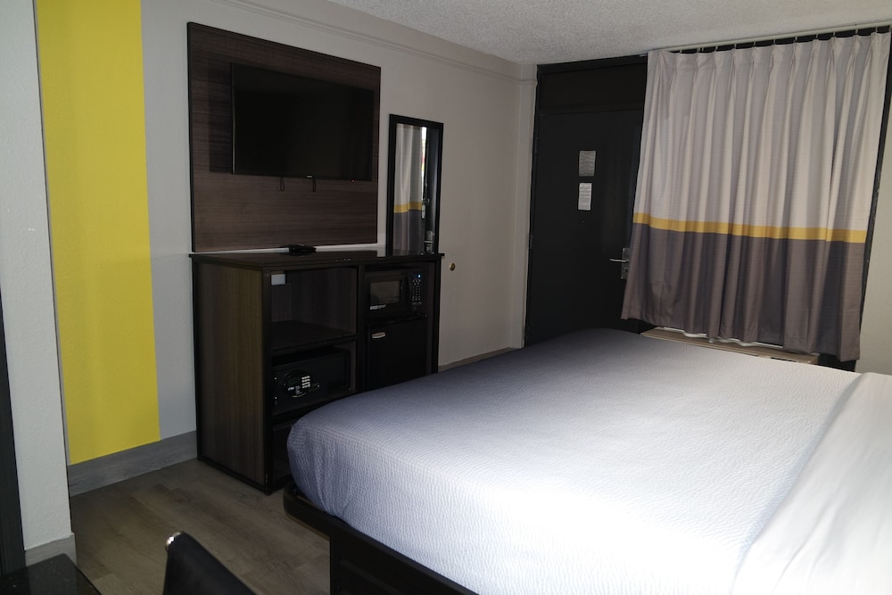 Super 8 by Wyndham Savannah - photo 7