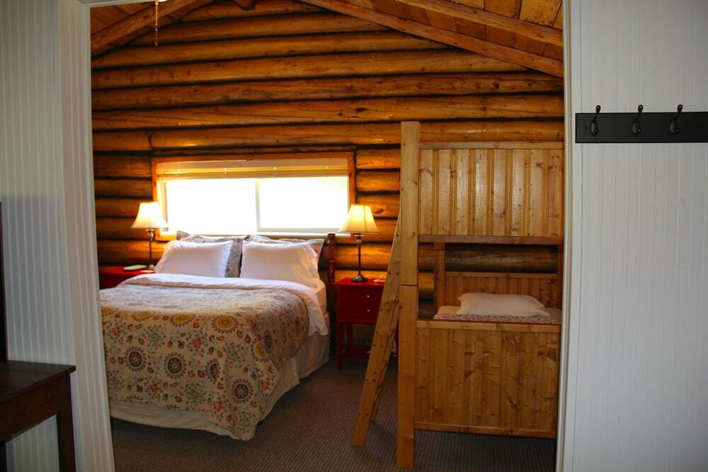 Yellowstone Hot Springs Resort - photo 46