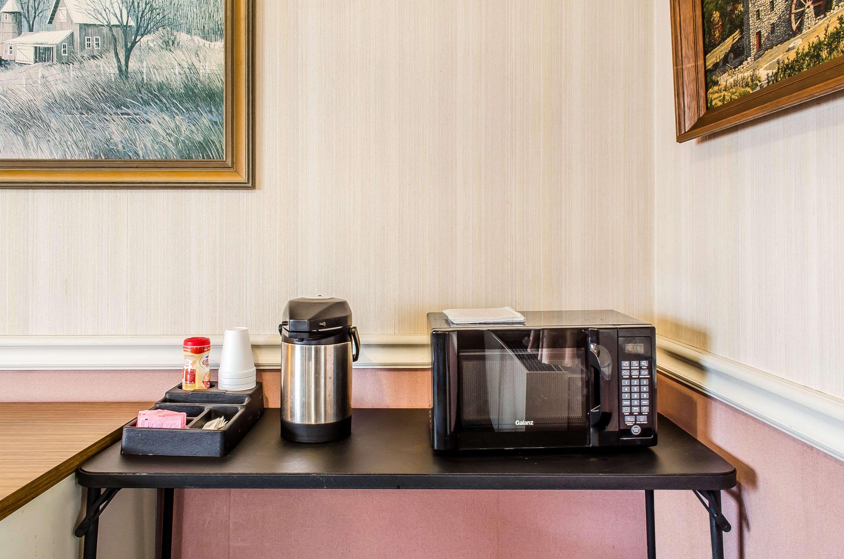 Rodeway Inn Akron - photo 19