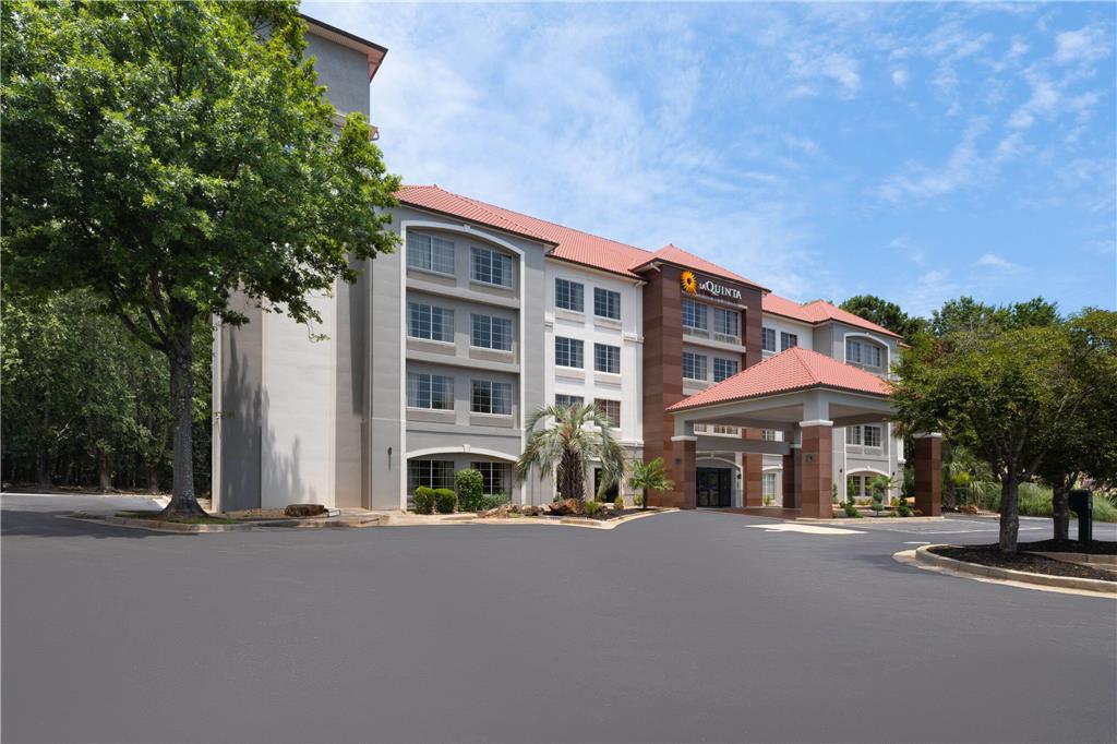 La Quinta Inn & Suites by Wyndham Atlanta Stockbridge - photo 18