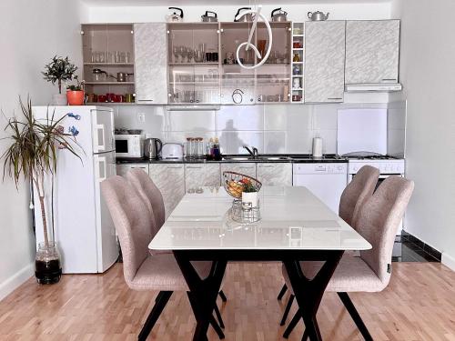 Apartment Lana Two Bedroom Apartment with Terrace and Sea View