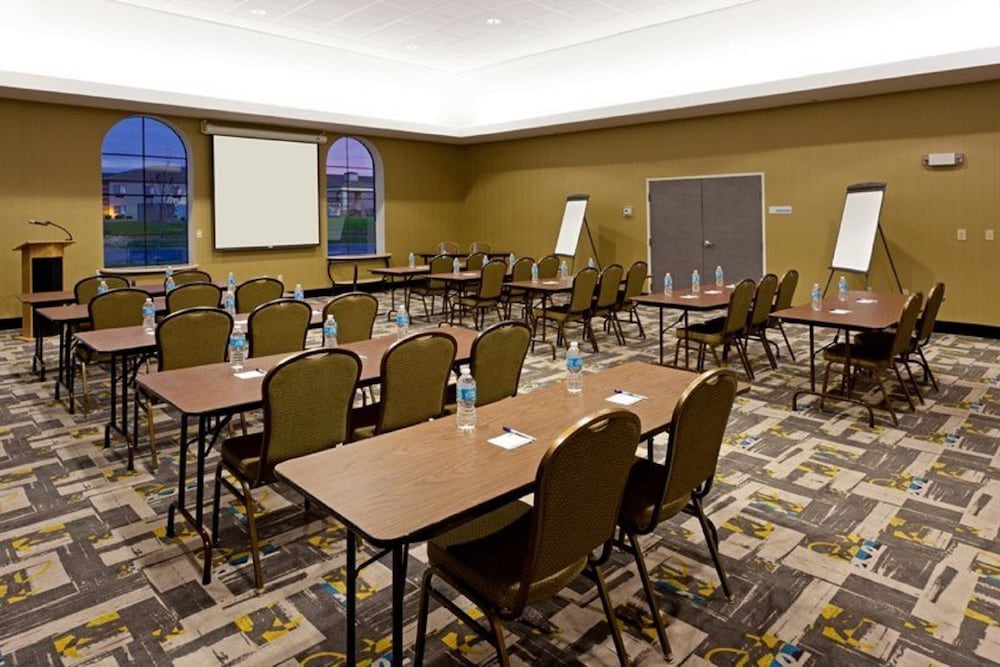 Holiday Inn Express Hotel & Suites Batavia Darien Lake by IHG - photo 41