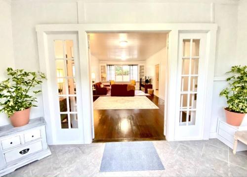 Your Hilo Homebase Lovely 3 Bedroom In Heart Of Hilo With Ac — 4-Star Luxury Hotel in Hilo, United States