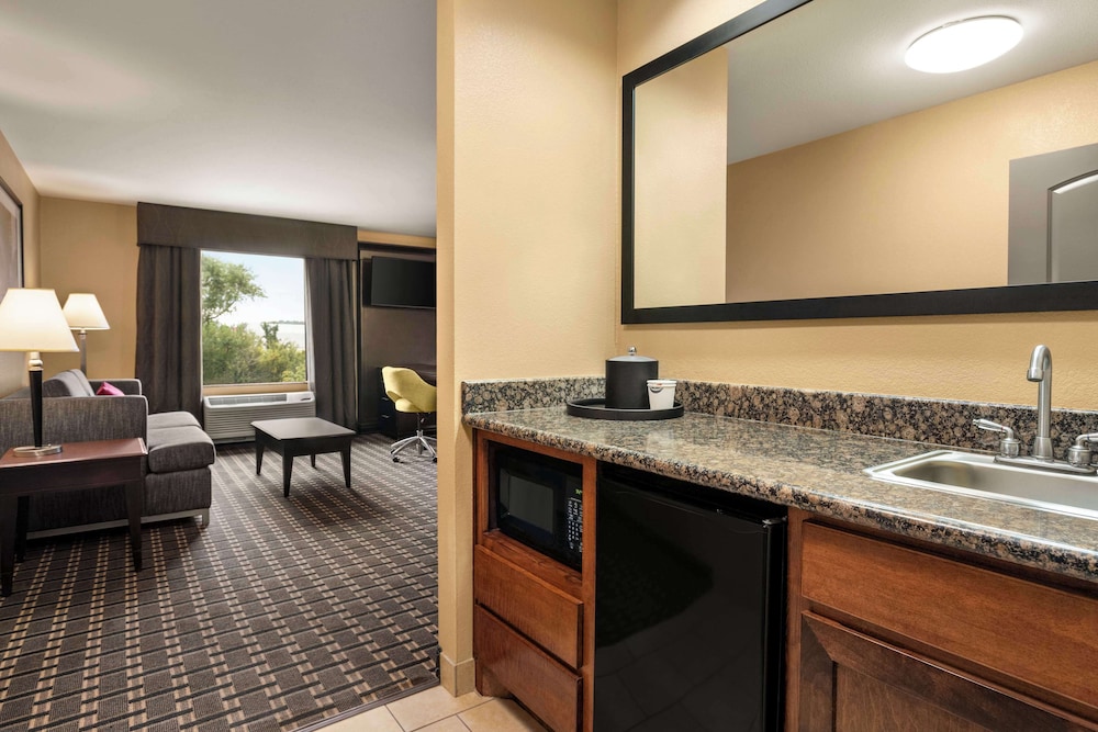 Hampton Inn and Suites Pine Bluff - photo 5