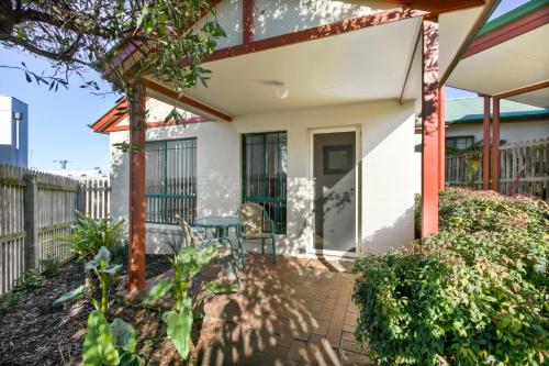 A Stones Throw Central Metung Escape — carbon neutral stay, Metung