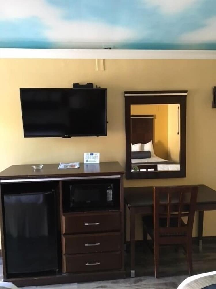Hollywood Palms Inn and Suites - photo 16