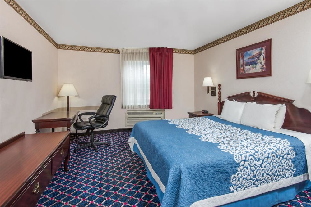 Greenwoods Inn & Suites - photo 7