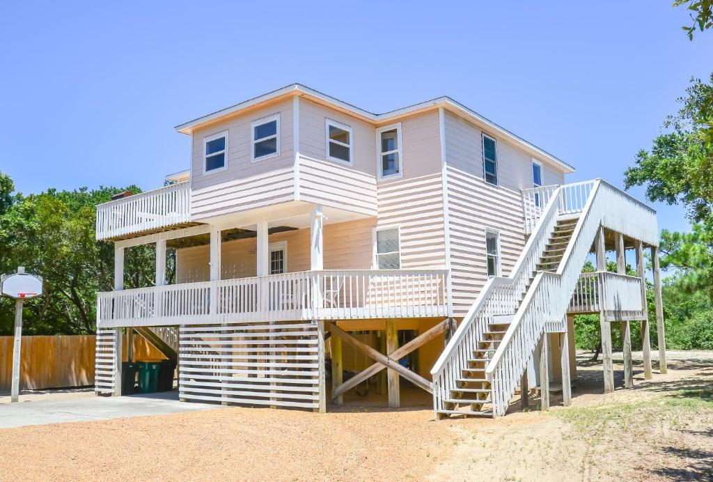 Carolina Breeze Southern Shores Chickahauk 200 Yards to the Beach Flex Stays Private Decks in Southern Shores, United States