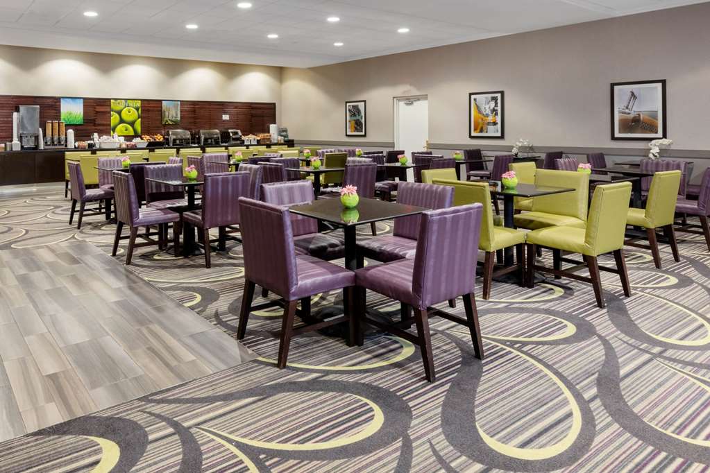 La Quinta Inn & Suites by Wyndham Clifton Rutherford - photo 37