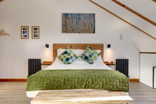 The Owl Barn Wiltshire Slate — 4-Star Luxury Hotel in Swindon, United Kingdom