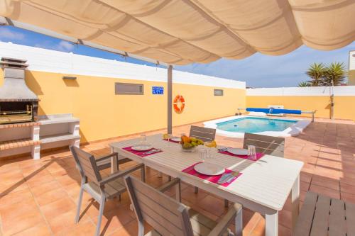 Villa Bella Lucia 3. Piscina Climatizada WiFi BBQ. — 4-Star Luxury Hotel in Corralejo, Spain
