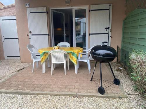 Petit pavillon 4 personnes dans résidence avec piscine — hotel in Vendres