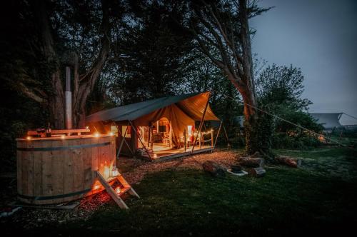 Safari Tent 1 With Outdoor Tub At Tapnell Farm — 4-Star Luxury Hotel in Yarmouth, United Kingdom