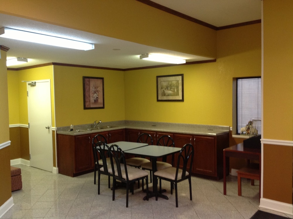 Colonial Inn & Suites Airport Graceland - photo 32