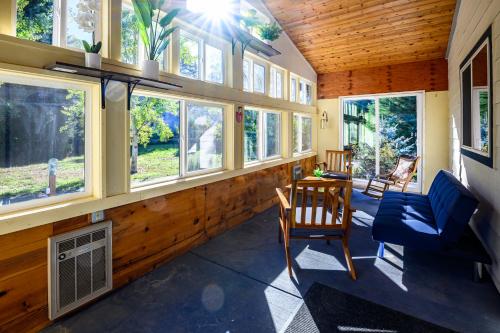 Blue House private 2 bed 2 bath home with garage — 4-Star Luxury Hotel in Eugene, United States
