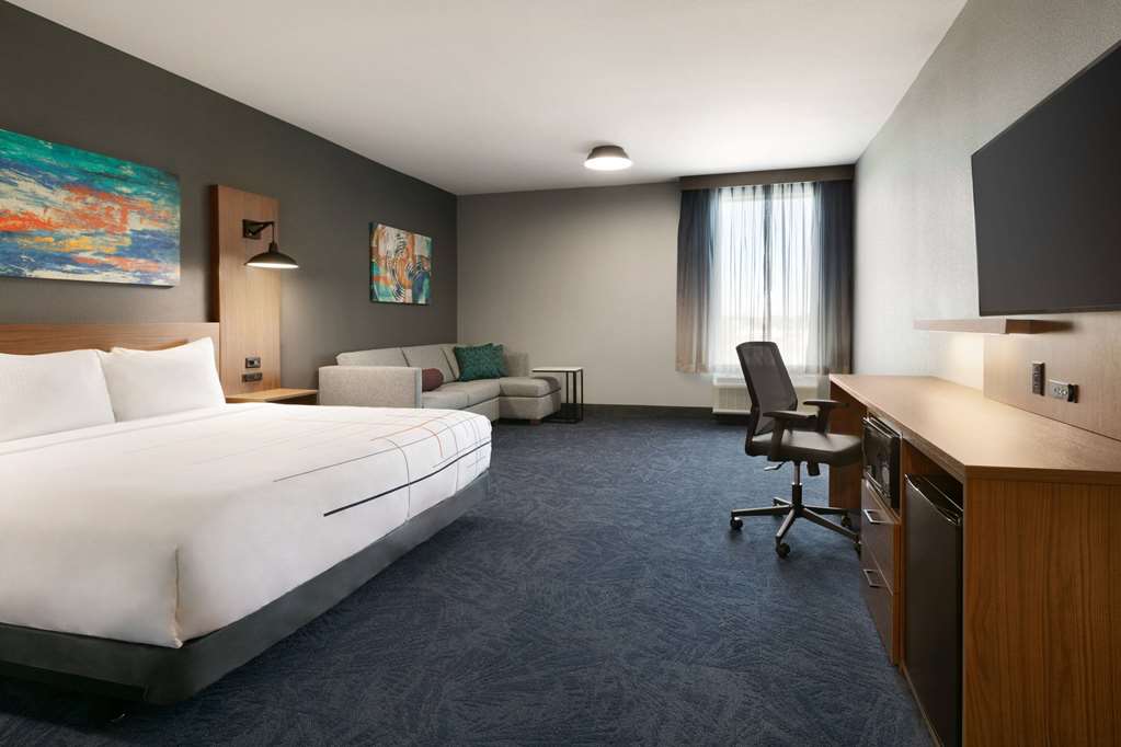 La Quinta Inn & Suites by Wyndham College Station North - photo 16
