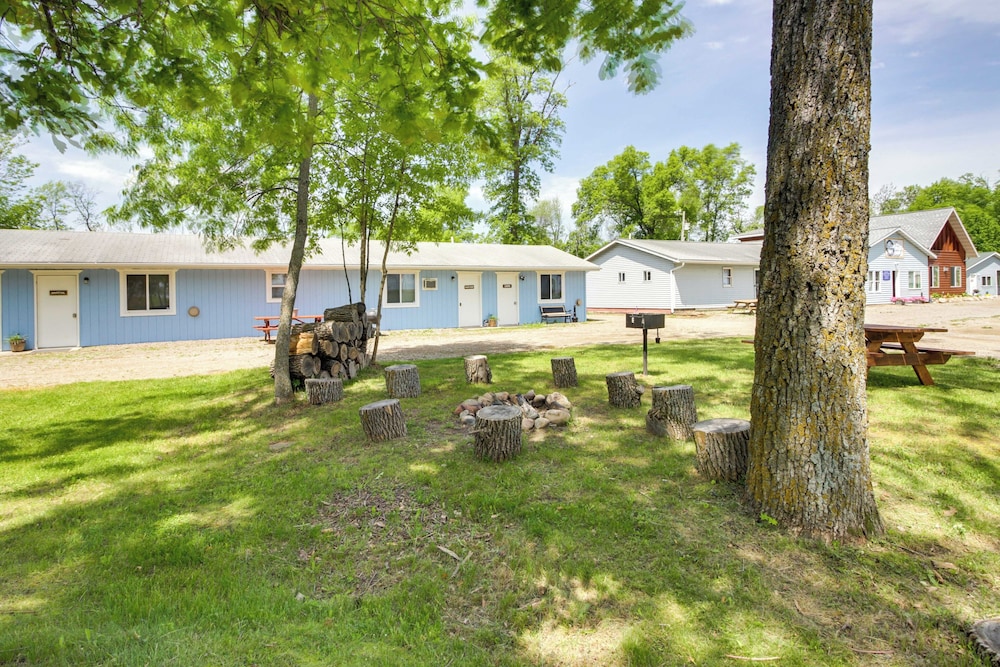 Glowackis Lodge Mille Lacs Lake Group Getaway 20765615 — Garrison
