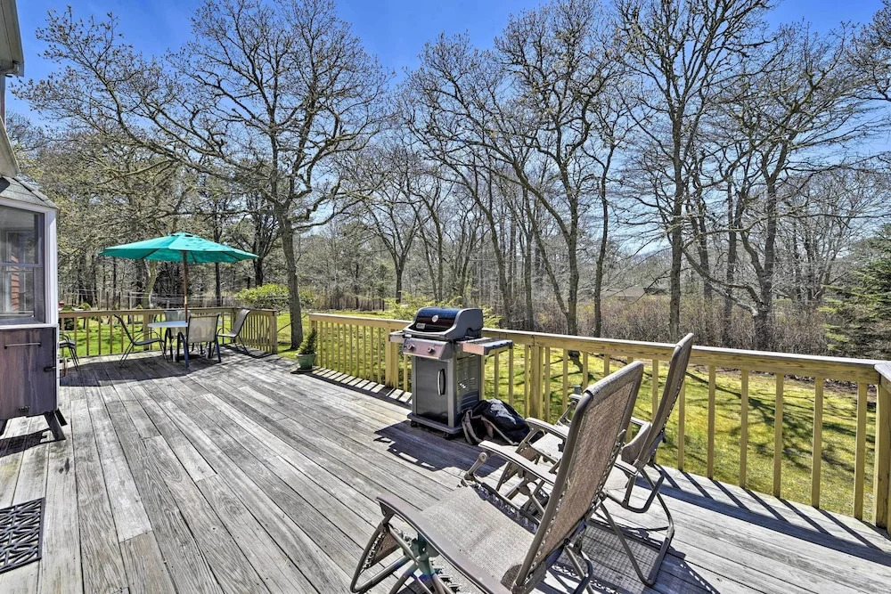 Peaceful Chilmark Farmhouse by Menemsha Beach — 4-Star Luxury Hotel in West Tisbury, United States