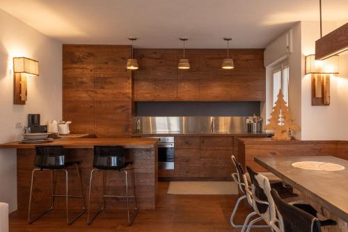 Casa Bucaneve con terrazza panoramica sulle Dolomiti — 4-Star Luxury Hotel in Cortina D'ampezzo, Italy