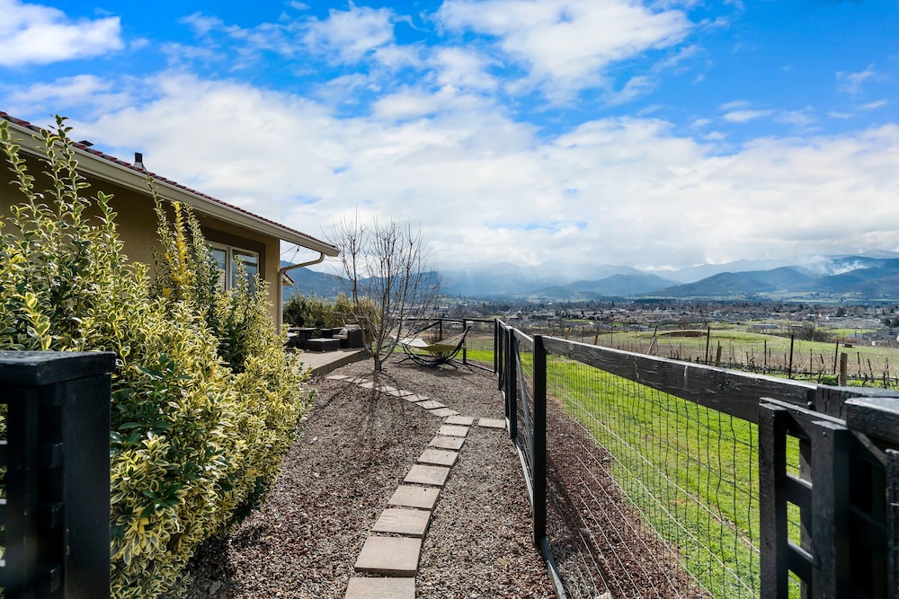 Paschal Winery — 4-Star Luxury Hotel in Talent, United States