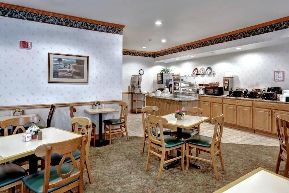 Lancaster Inn and Suites - photo 35