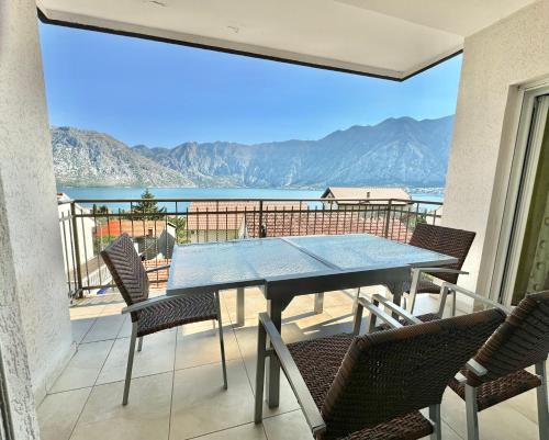 Prcanj sunny port apartments with shared pool — 4-Star Luxury Hotel in Kotor, Montenegro