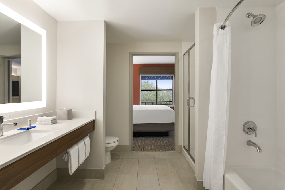 Holiday Inn Express & Suites Mt. Pleasant by IHG - photo 4
