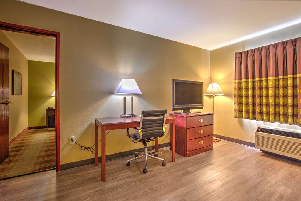 Super 8 by Wyndham Waterloo - photo 18