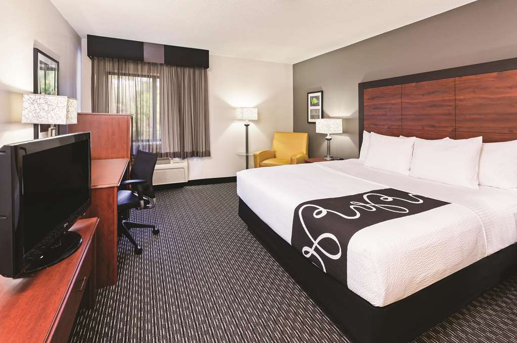 La Quinta Inn & Suites by Wyndham N Little Rock McCain Mall - photo 17