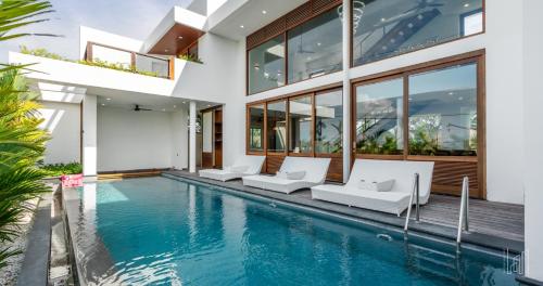 New Luxury 5BR Villa with Glass Infinity Pool in the Heart of Canggu — 4-Star Luxury Hotel in Canggu, Indonesia