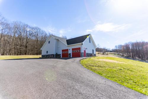 Deep Creek Retreat Hot Tub 85 inchTV all one level in Mchenry, United States