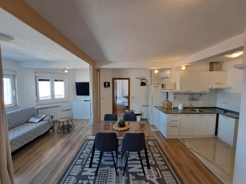 Apartment Amore 2 bedroom 2 bathroom sea view terrace 250m from beach — 4-Star Luxury Hotel in Omis, Croatia