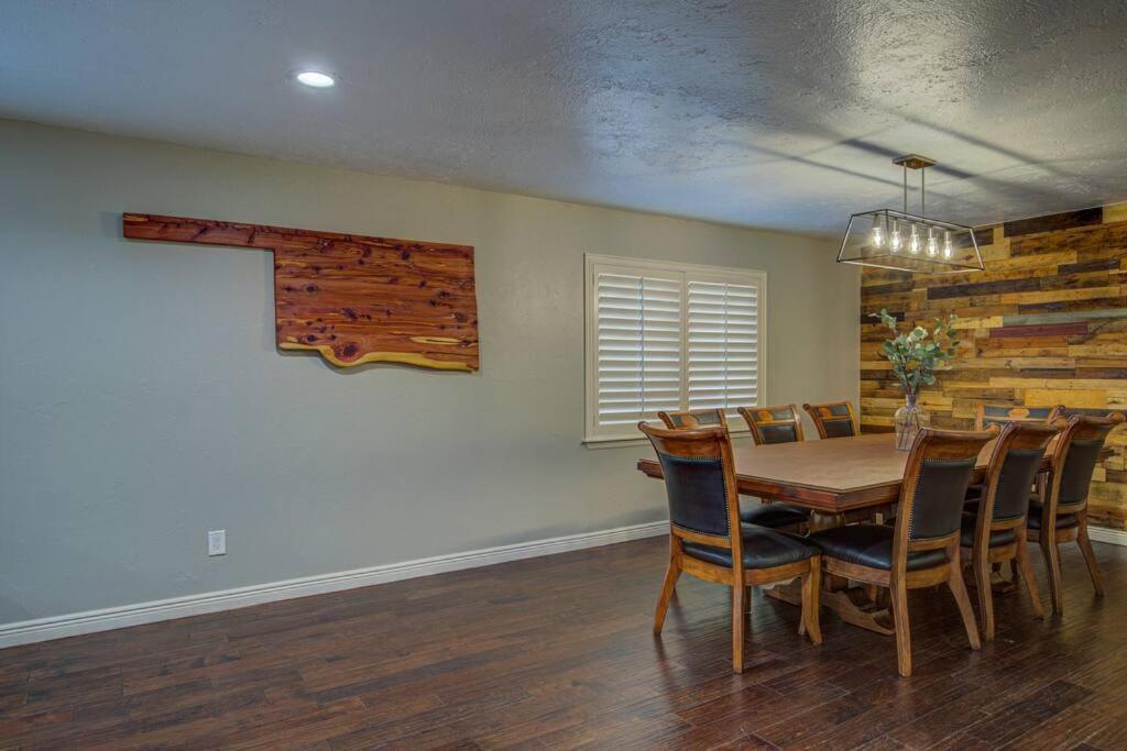 Entire Cozy Getaway with Pool — hotel in Norman