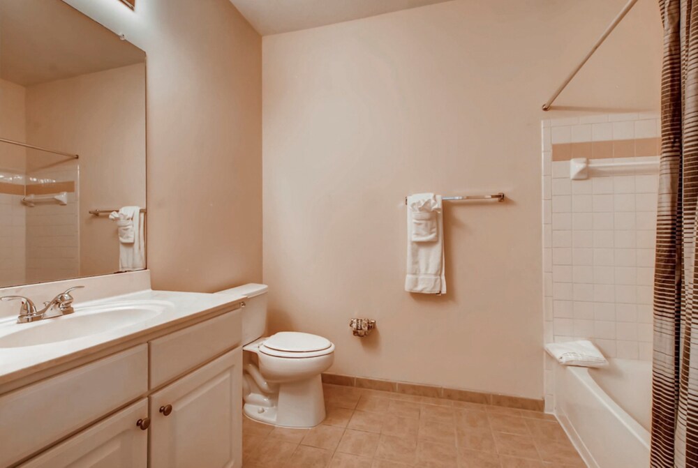 Global Luxury Suites at the Junction - photo 21